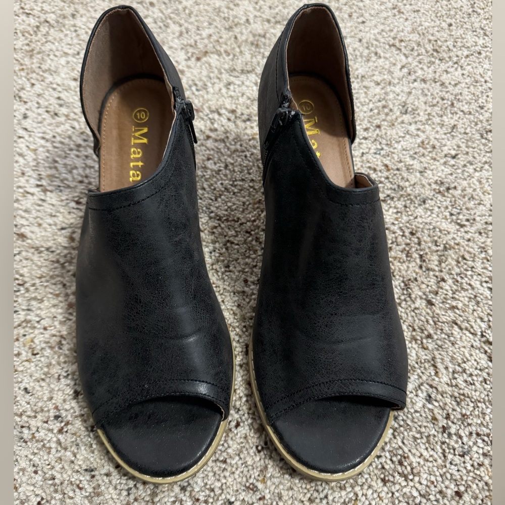 Mata Black Peep-Toe booties